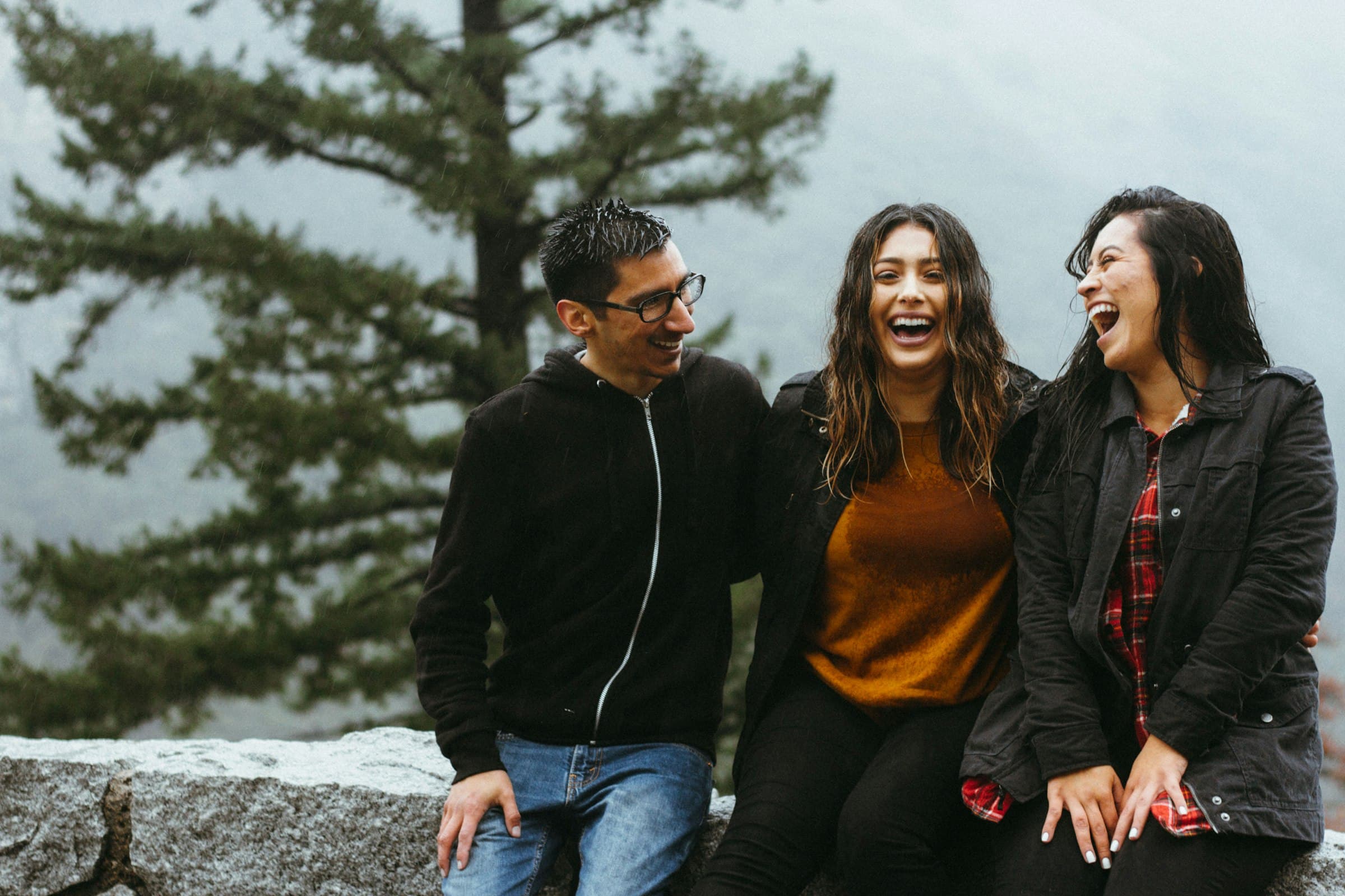 Un grupo de personas sonriendo y compartiendo un momento en un jardín exuberante, simbolizando la conexión y la comunidad.