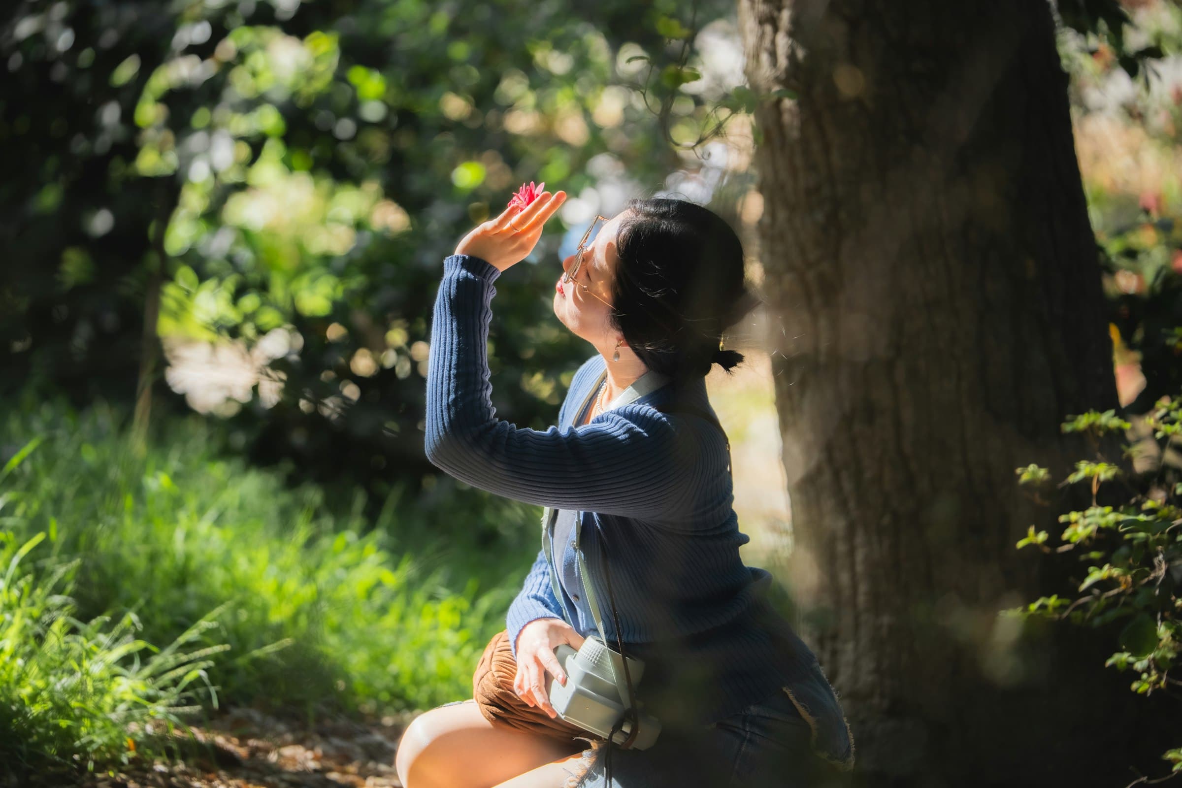 Mujer meditando tranquilamente en un entorno natural al aire libre