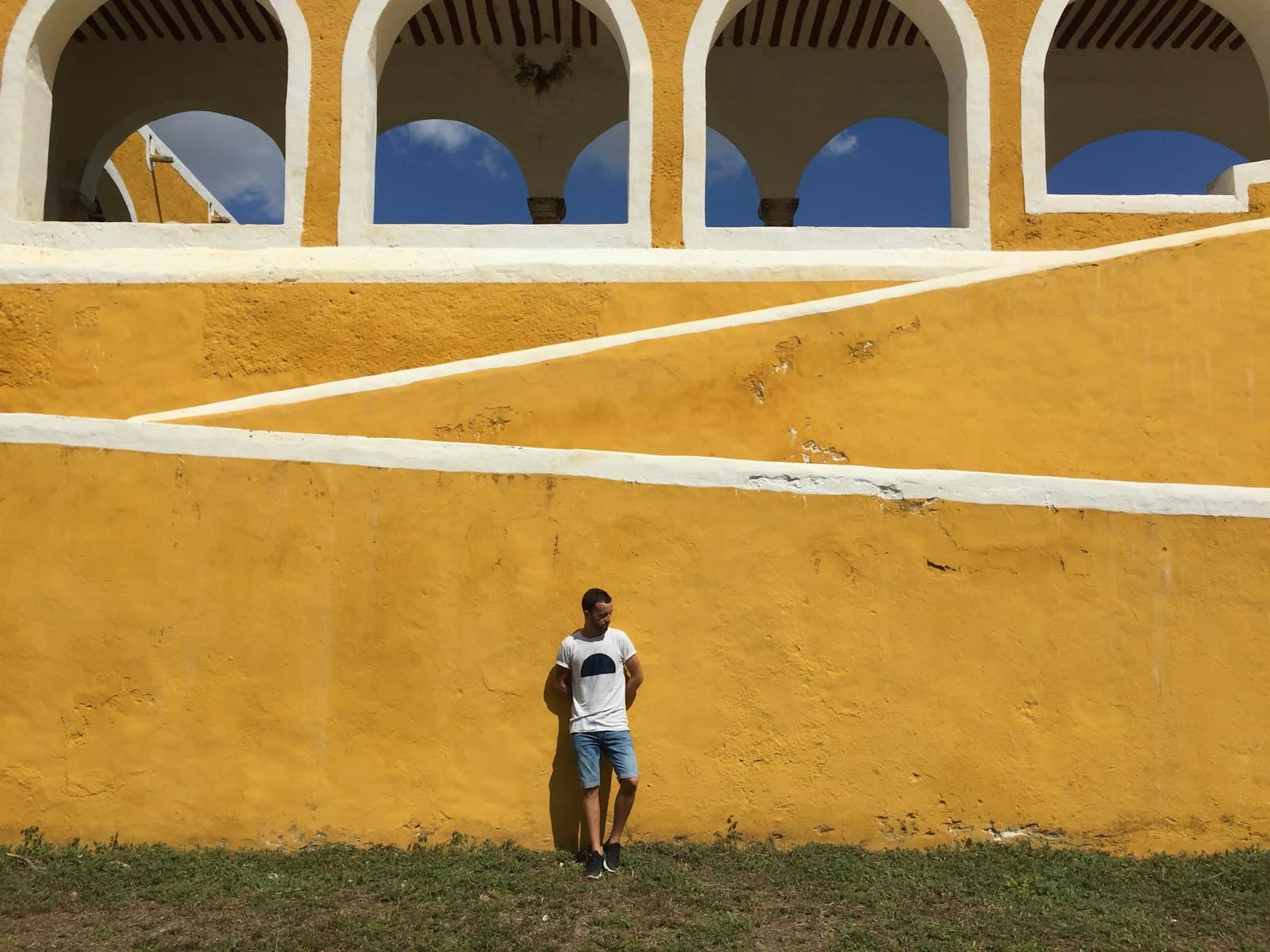 Persona meditando en el jardín de una hacienda histórica de Yucatán al amanecer.