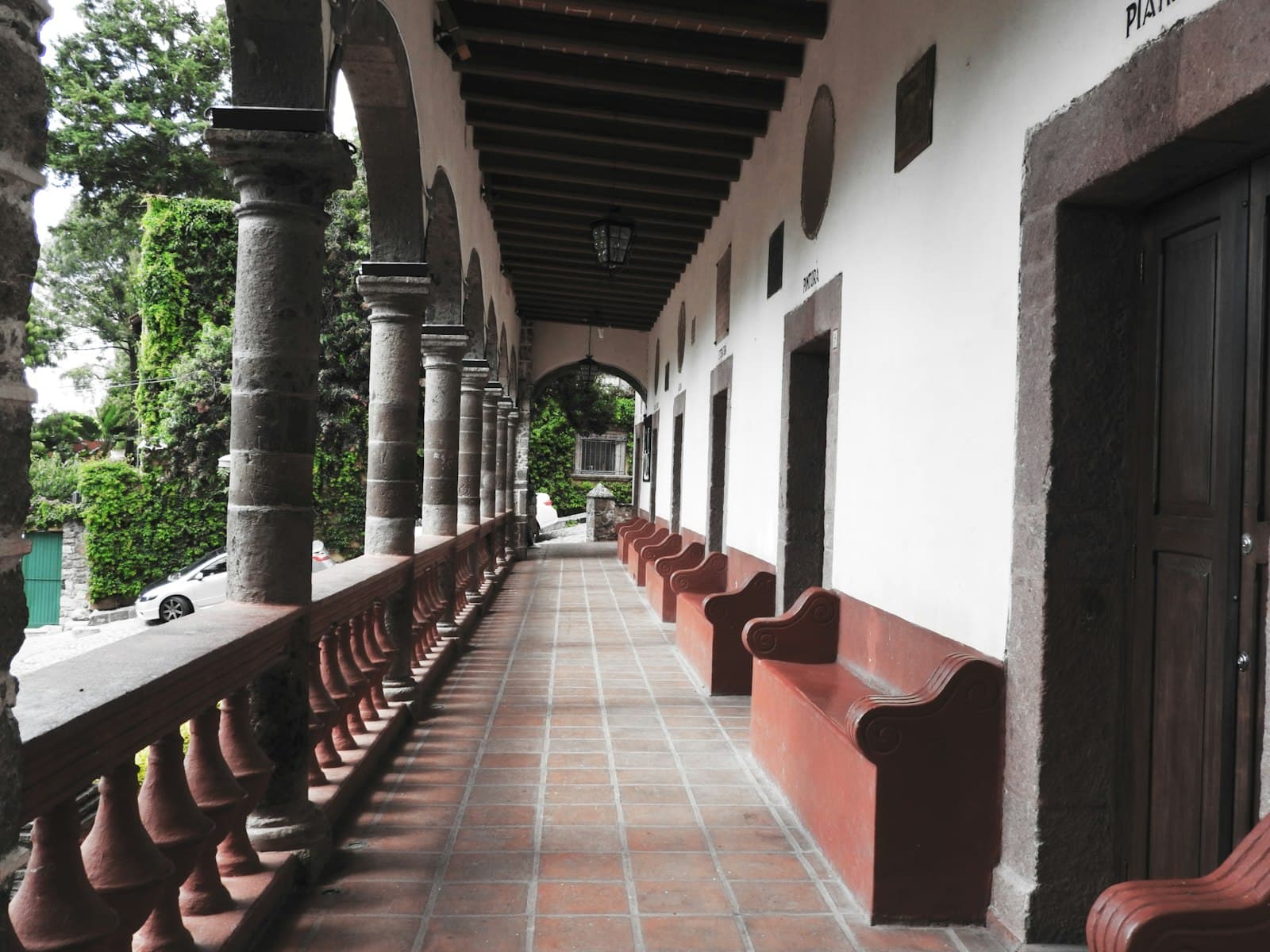 Clase de yoga en un estudio al aire libre en San Miguel de Allende con vistas a los tejados de terracota