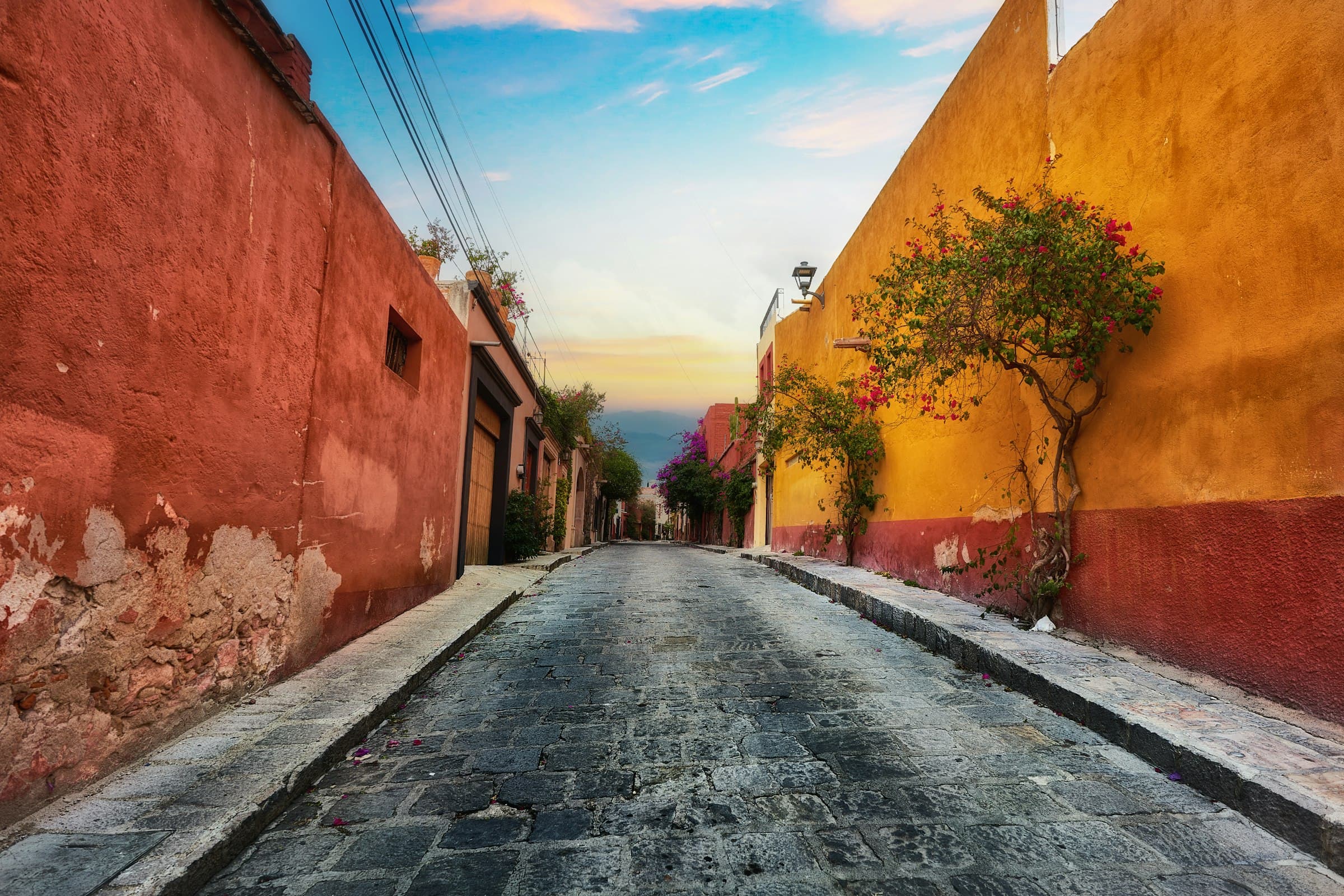 Calles empedradas de San Miguel de Allende al atardecer, con casas de colores