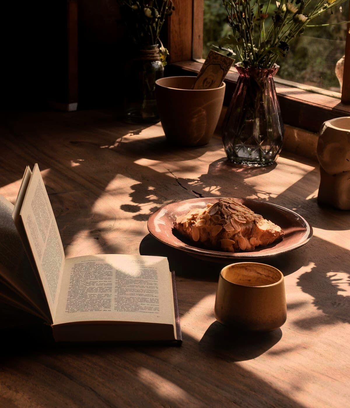 Espacio de lectura sereno bañado por luz natural cálida