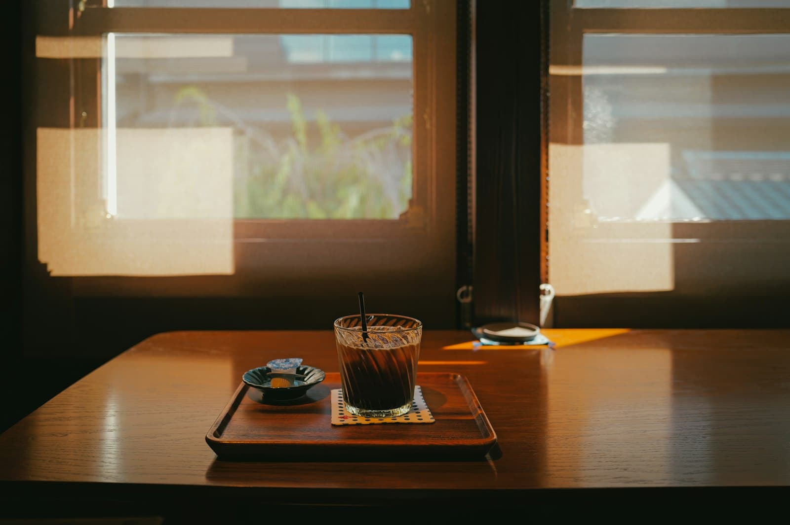 Una taza de té de hierbas humeante junto a una ventana con luz matutina suave, simbolizando calma.