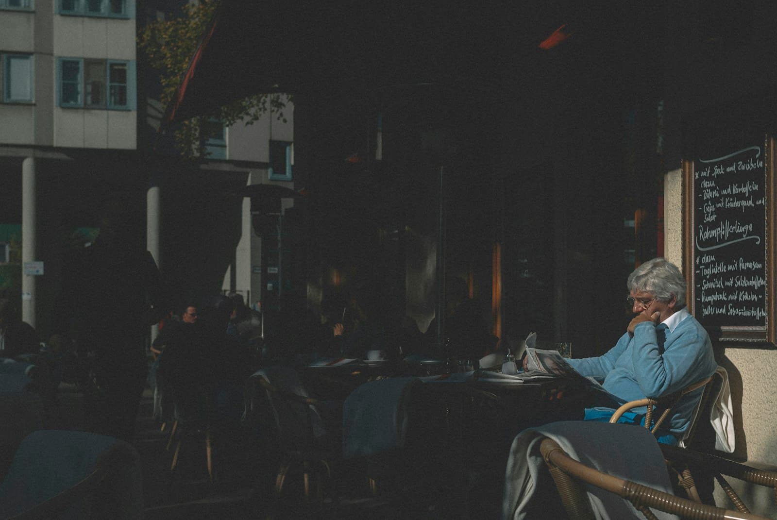 Una persona bebiendo café con atención plena en una cafetería animada de la ciudad